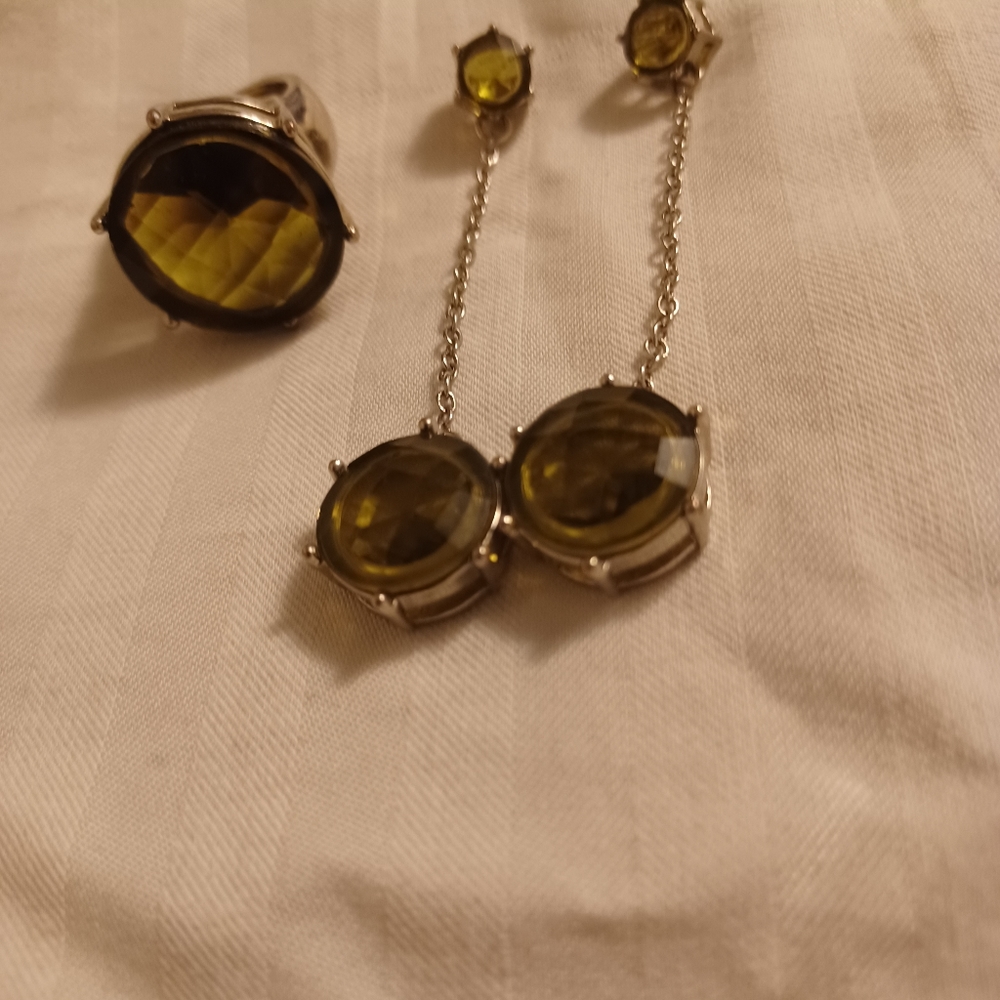 Women's ring and earrings set